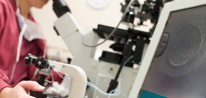 Tecnologie moderne in endodonzia: il ruolo del microscopio e dei cementi bioceramici